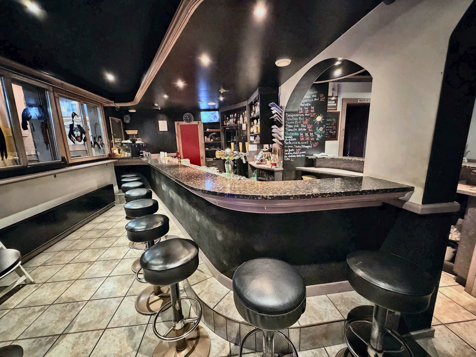 Le bar de la Pizzeria Le Milord à Saxon