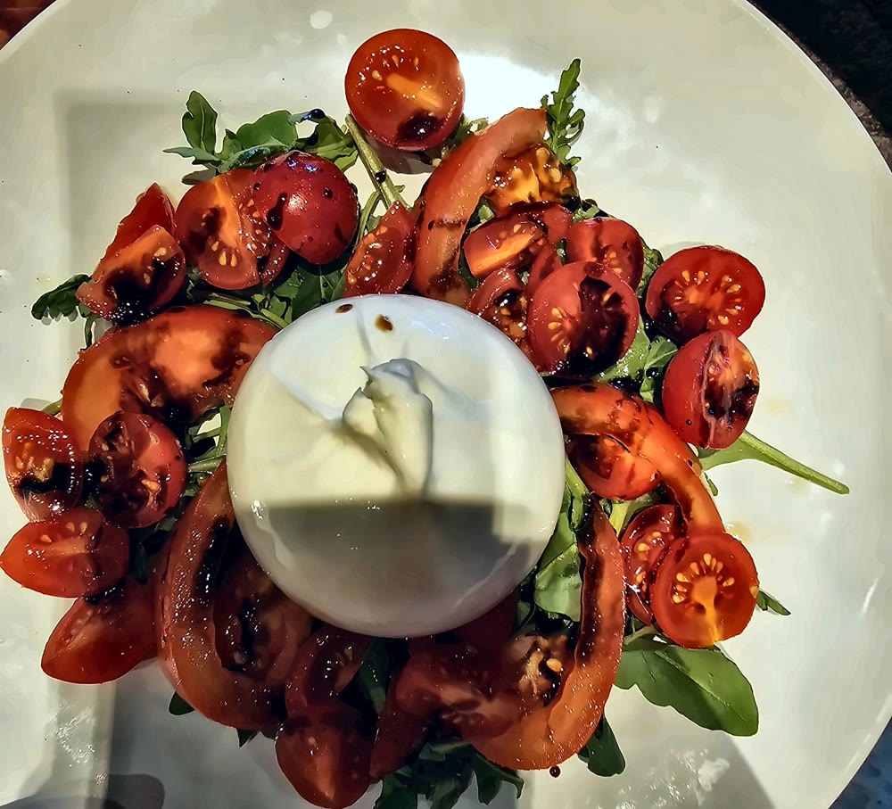 Mix Tomato et Burrata de la Pizzeria Le Milord, burrata et tomates
