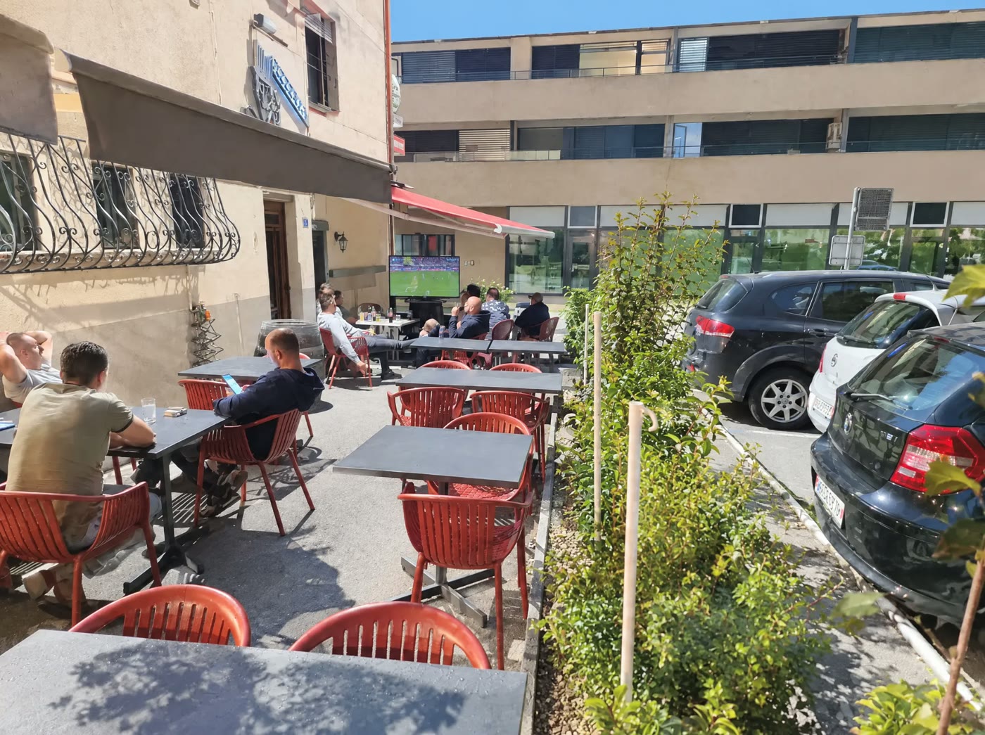 Clients profitant de la terrasse de la Pizzeria Le Milord à Saxon