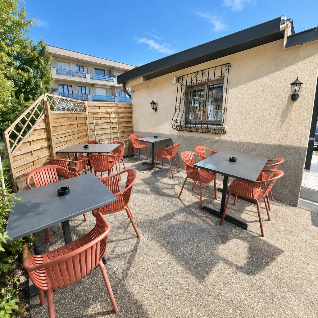 La terrasse de la Pizzeria Le Milord à Saxon